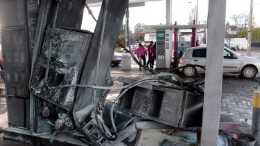 Un automóvil se incrustó en un surtidor de la calle Gallardo. (Foto: Alfredo Leiva)