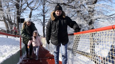 Una familia legó desde Buenos Aires para disfrutar de la nieve en el cerro Otto. Foto: Alfredo Leiva