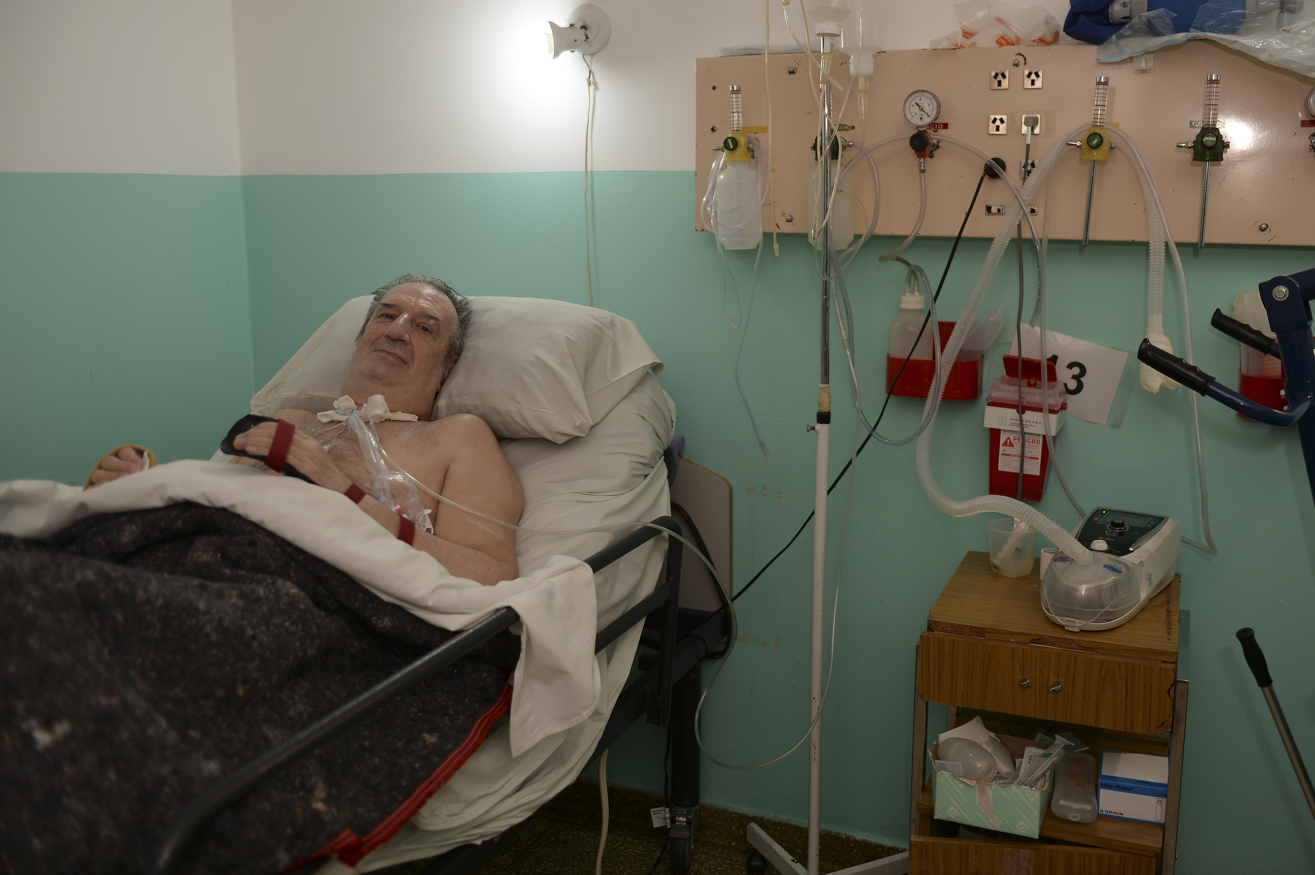 Gerardo "Chulengo" Lamuniere, reconocido andinista de Bariloche,  espera una respuesta de PAMI en una cama del hospital. (Foto: Alfredo Leiva)