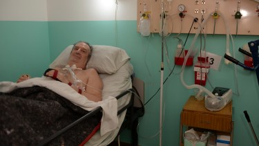 Gerardo "Chulengo" Lamuniere, reconocido andinista de Bariloche,  espera una respuesta de PAMI en una cama del hospital. (Foto: Alfredo Leiva)