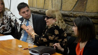 La madre de Valeria Coppa junto a los fiscales tras la sentencia que condenó a prisión perpetua a Mariano Cordi. Archivo