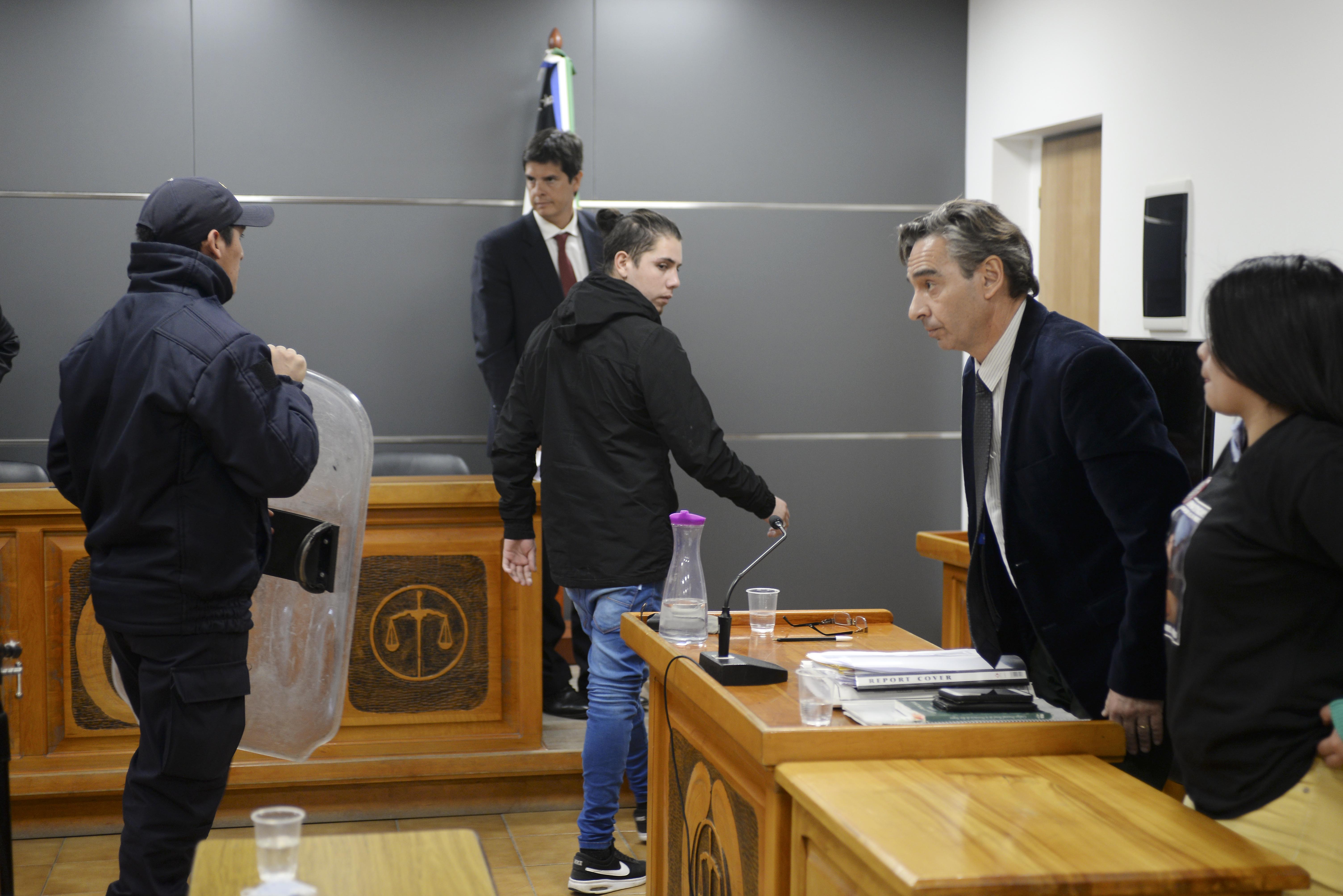 Simón Rosales (de campera negra) salió de la sala de audiencias y fue trasladado al penal de Bariloche para empezar a cumplir la condena. (Foto: Alfredo Leiva) 