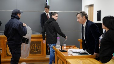 Simón Rosales (de campera negra) salió de la sala de audiencias y fue trasladado al penal de Bariloche para empezar a cumplir la condena. (Foto: Alfredo Leiva) 