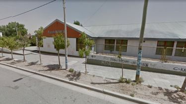 El niño fue mordido por un roedor cuando salió el recreo en el patio de su escuela. (Captura).-