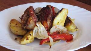 Carne al horno con verduras: un gustazo para el almuerzo de hoy