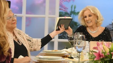 Elisa Carrió compartió la mesa con Mirtha Legrand Foto: Twitter @elisacarrio
