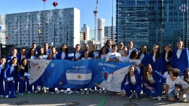 Las 23 jugadoras llegaron a Francia y debutan el lunes 10. (Foto: @Argentina)