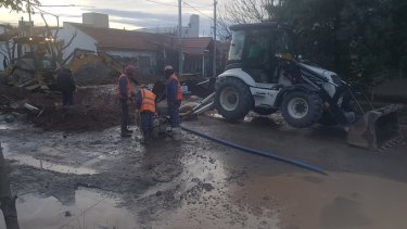 Esta mañana comenzó la reparación de acueducto de la calle Borlenghi. (Gentileza @darortn)