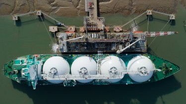 Carga completa. El buque llenó los zepelines anclada a la barcaza Tango de MEGA e YPF.