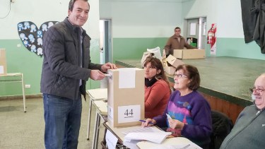El intendente Martín Soria votó a media mañana en la escuela 253 de General Roca. Foto gentileza. 