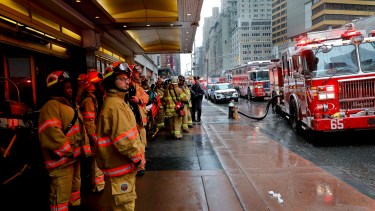 Un helicóptero chocó contra un rascacielos en Nueva York: un muerto