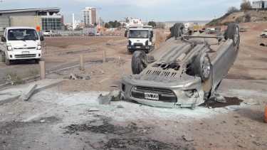 Pasó de largo en la obra de la rotonda Ruta 7 y volcó