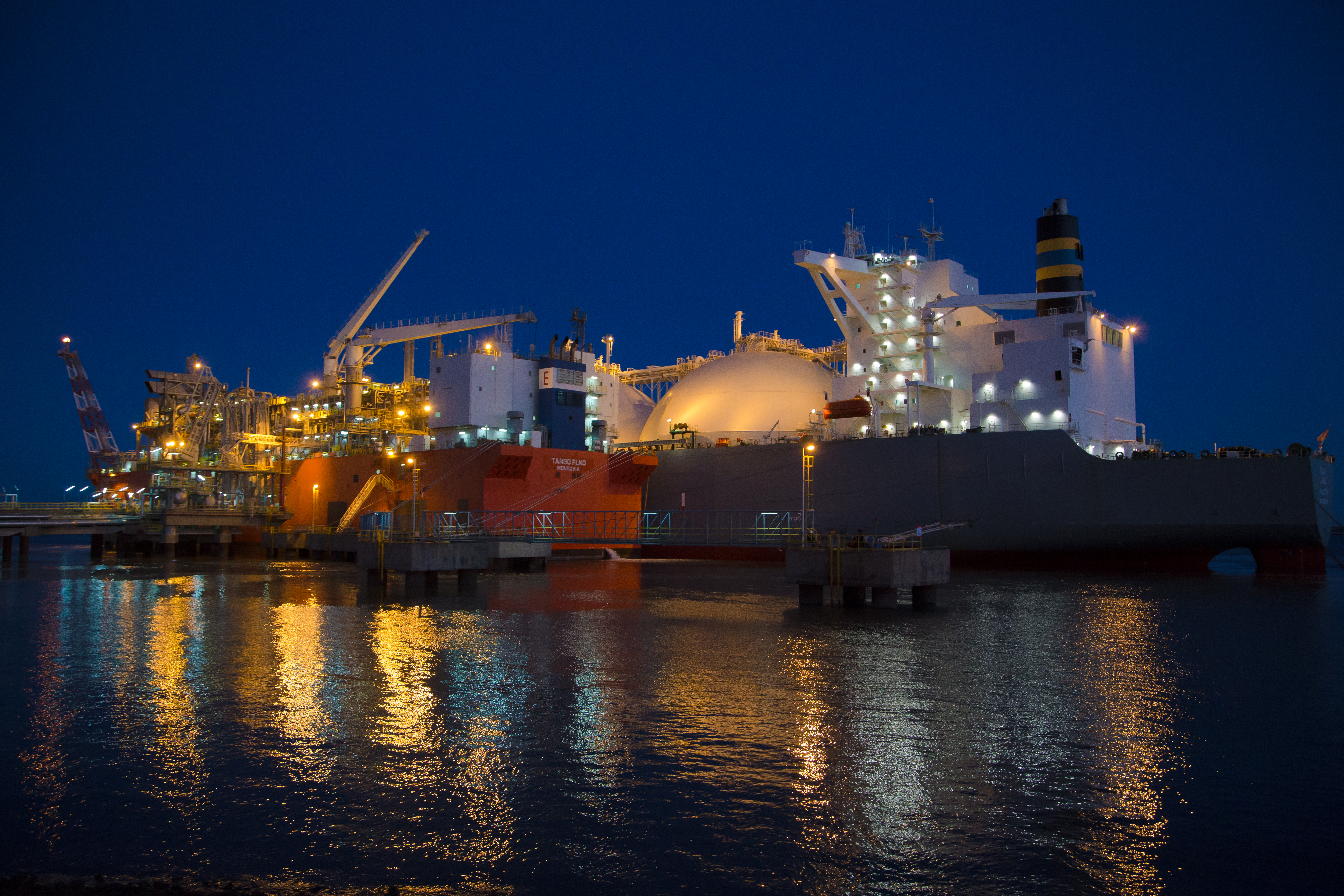 El puerto de Bahía Blanca es donde está instalada la bacaza (color naranja) que operan MEGA e YPF. Foto: Gentileza. 