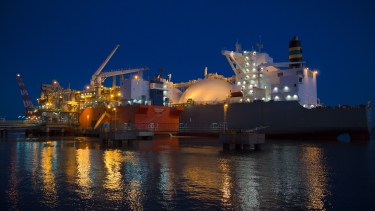 El puerto de Bahía Blanca es donde está instalada la bacaza (color naranja) que operan MEGA e YPF. Foto: Gentileza. 