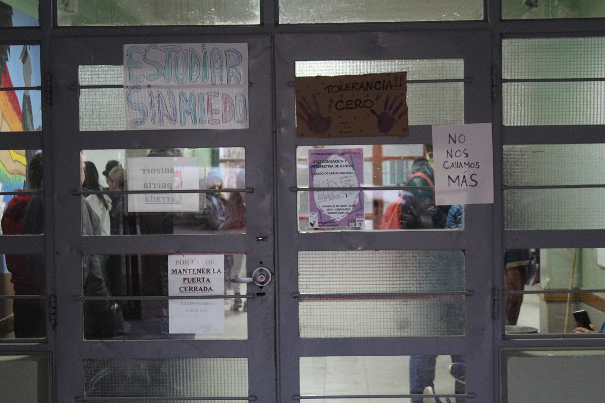 Ayer, el estudiantado del CPEM 50 realizó una sentada reclamando que los profesores acusados de abuso sean separados del cargo. (Gentileza Centenario Digital).-