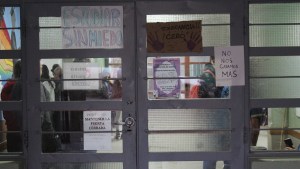 Dos docentes acusados de acosar a estudiantes en Centenario