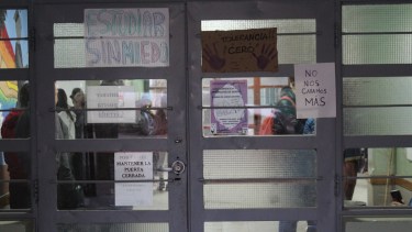 Ayer, el estudiantado del CPEM 50 realizó una sentada reclamando que los profesores acusados de abuso sean separados del cargo. (Gentileza Centenario Digital).-