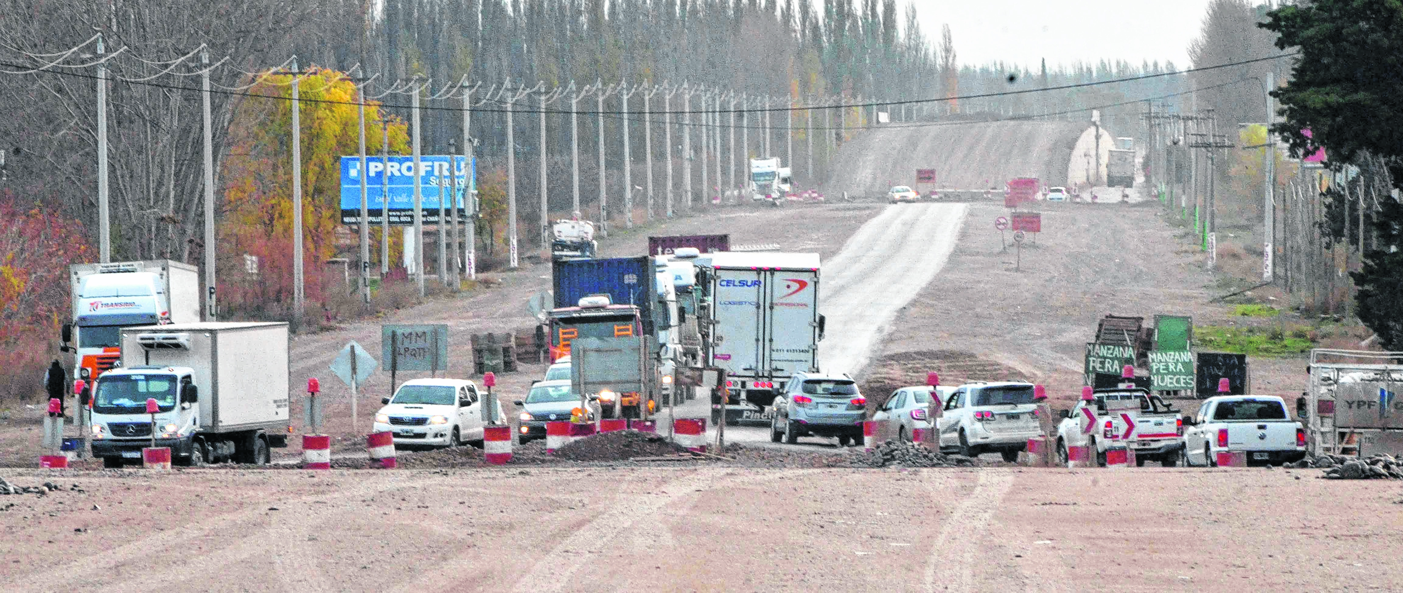 Los trabajos para construir 10 kilómetros de autopista se reactivaron en abril. Dos meses después hay incertidumbre sobre el ritmo para el segundo semestre. Foto Yamil Regules. 