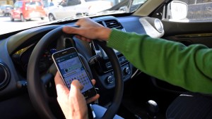 El uso del celular y el volante, una combinación peligrosa: 7 de cada 10 argentinos lo usan