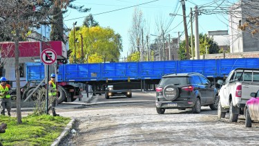 Estacionar, un dolor de cabeza.  La cantidad de vehículos particulares vinculados a la empresa petrolera genera problemas. (Foto: Florencia Salto)