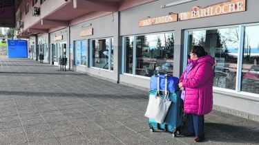 Personal sanitario controló y registró a los pasajeros de un colectivo que llegó a Bariloche proveniente de Chile. Archivo