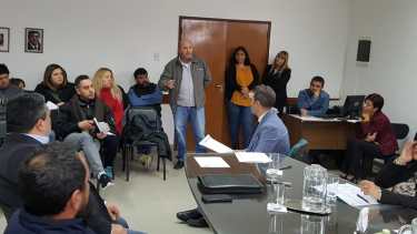 Las familias afectadas se reunieron con los concejales. Foto: Andrea Vázquez