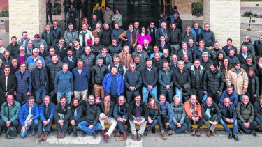 Más de cien referentes de varios sectores recorrieron los yacimientos no convencionales de Vaca Muerta y accedieron a posar juntos en las puertas del casino. Foto: Gentileza Pensar Ideas