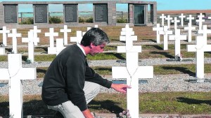 Nueve cruces en el cementerio de los argentinos en Malvinas aun no tienen nombre