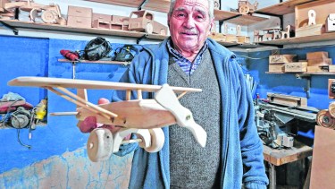 El proyecto surgió luego de ver la carita de felicidad de sus 11 nietos y 8 bisnietos cuando les regalaba un auto o un camión.  Foto: Juan Thomes