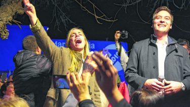 La primera intendenta en la historia de la ciudad. La diputada nacional celebró junto a su hermano, que ahora buscará ganar una banca en el Congreso Nacional. Foto Andrés Maripe.