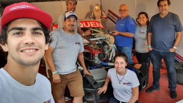 Camilo y su gente en el taller. El piloto no le escapa a la pista ni a su compromiso con la seguridad vial.
