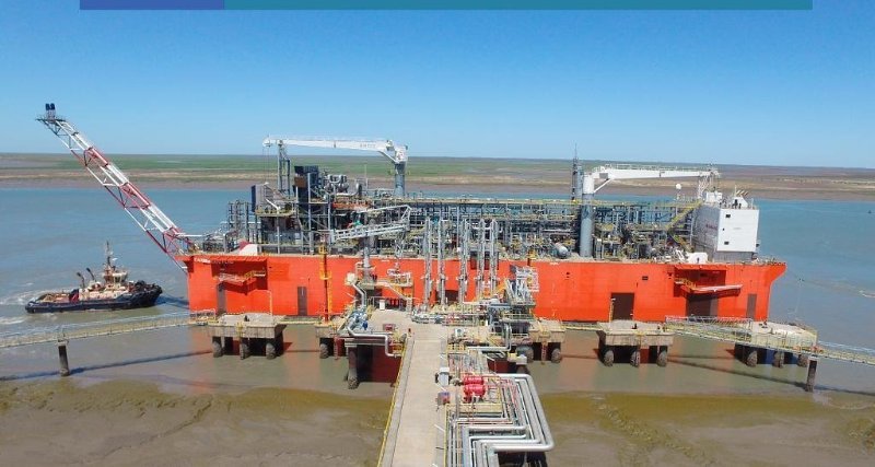 Desde la barcaza Tango FLNG se concretó este mes la primera exportación de gas natural licuado de Argentina.