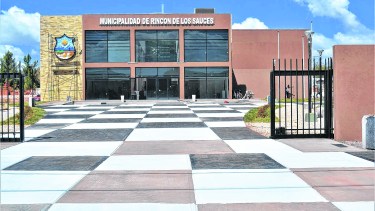 La nueva municipalidad se inauguró en marzo y la administración abandonará la casa adaptada donde funcionaba. Foto: Gentileza
