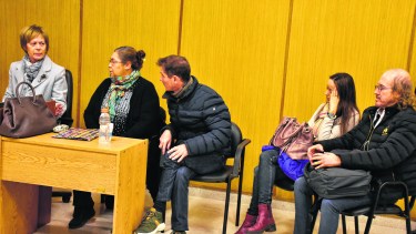 La abogada Espeche junto a Fasano, Caffaratti, Balladini y Mastandrea, durante la audiencia de hoy en los Tribunales de Roca. 