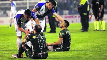 Los jugadores de Alvarado saludan a los de San Jorge. Luego, los de blanco y azul festejaron. 