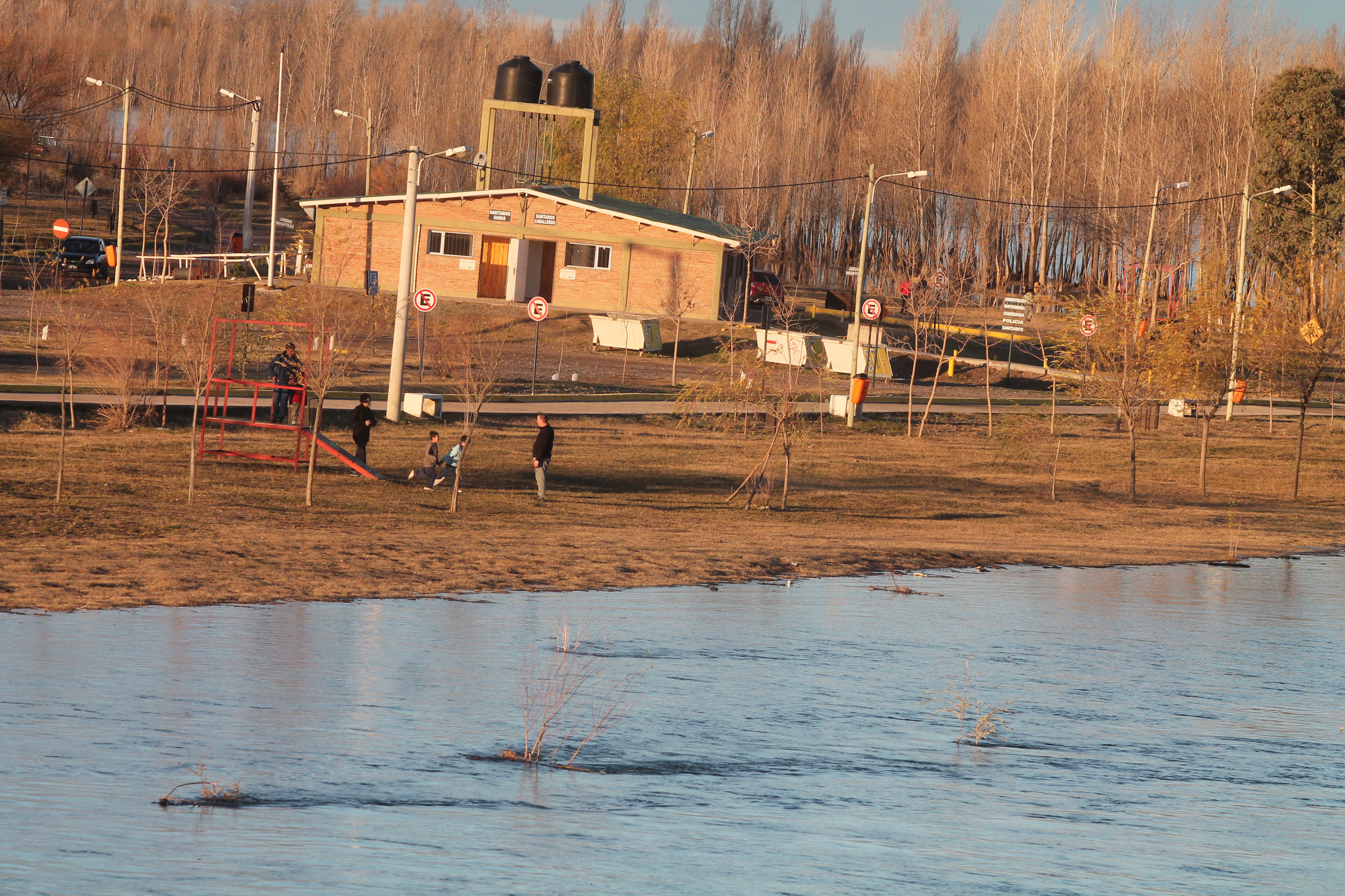 Un hombre desapareció sobre las aguas del río Limay en el paraje las Perlas. (Foto archivo: Oscar Livera)