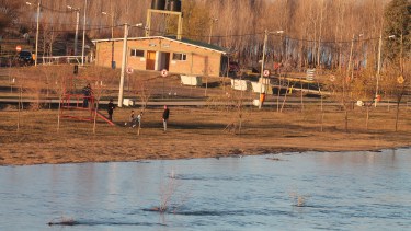 Un hombre desapareció sobre las aguas del río Limay en el paraje las Perlas. (Foto archivo: Oscar Livera)