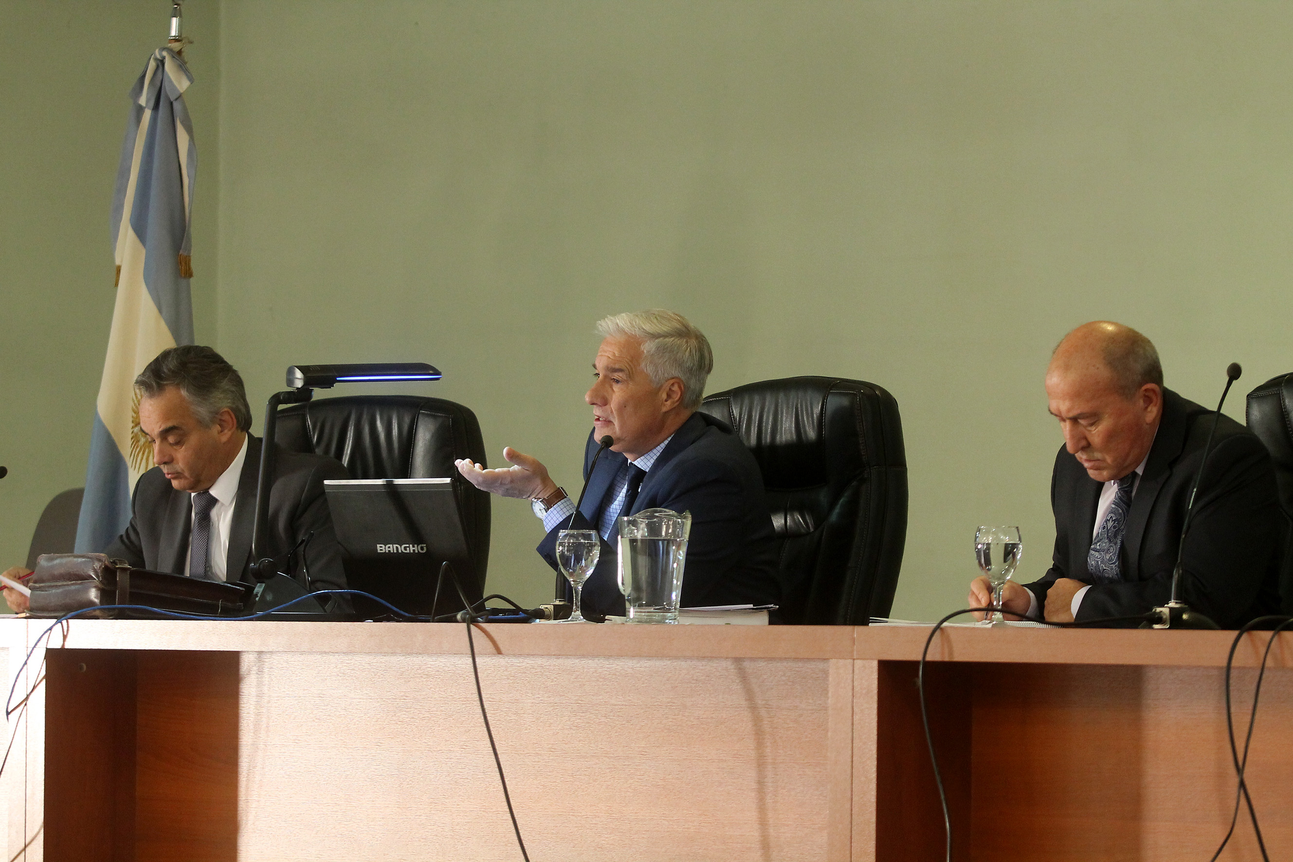 Coscia, en la presidencia de uno de los juicios realizados en Neuquén (al centro).