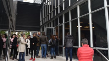 Los trabajadores se apostaron en el hall de ingreso al edificio. Foto: Juan Thomes