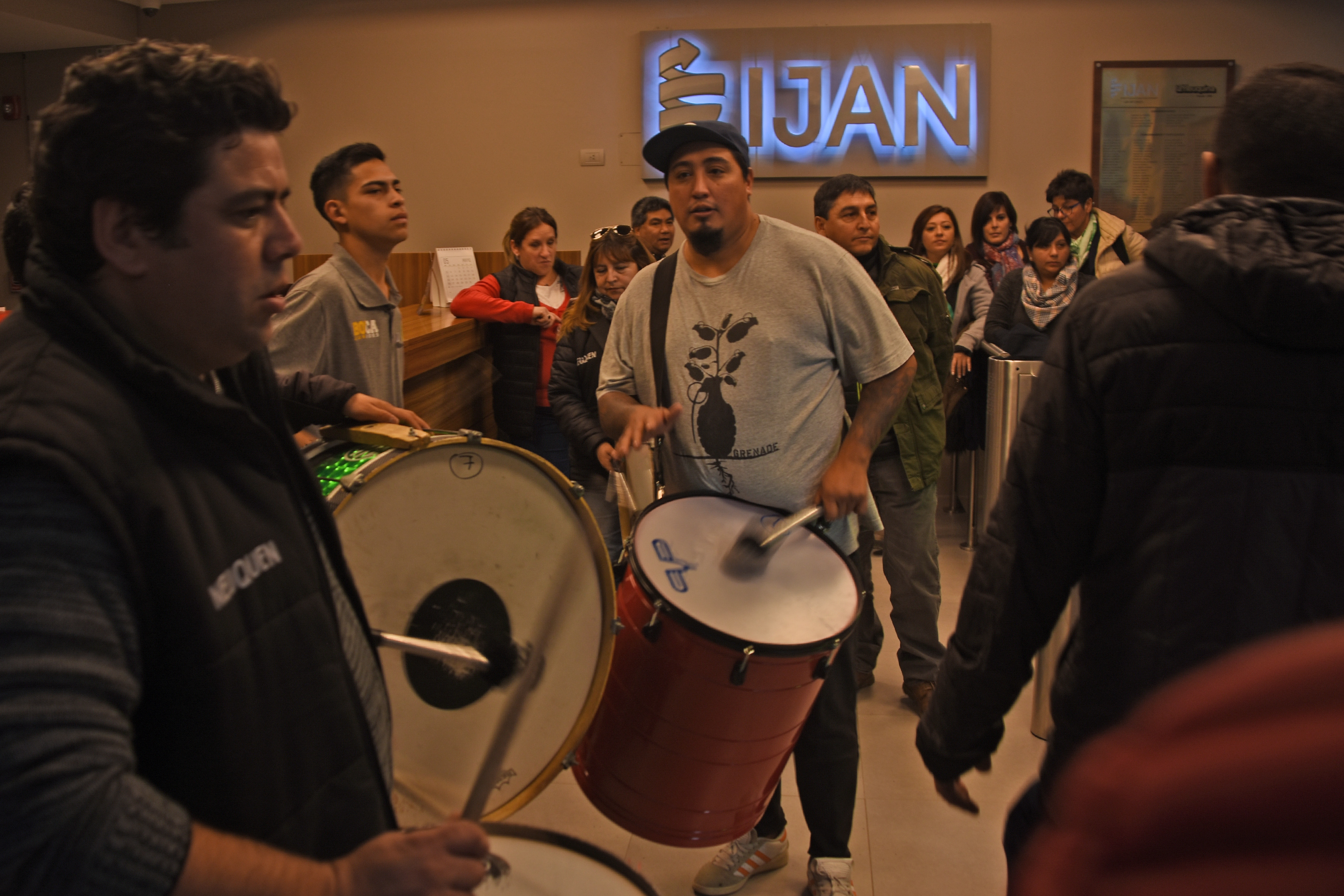 Los trabajadores se apostaron en el hall de ingreso al edificio. Foto: Juan Thomes