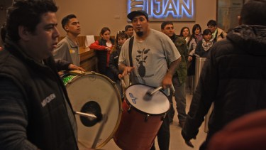 Los trabajadores se apostaron en el hall de ingreso al edificio. Foto: Juan Thomes