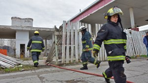 Se incendió el depósito de una estación de servicio abandonada en Roca