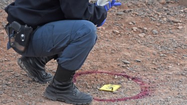 La policía recolectando las vainas servidas en el lugar de los hechos. Foto: Archivo Juan Thomes
