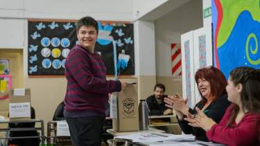Santiago, el hijo de Weretilneck, no solo acompañó a su padre, también emitió su voto