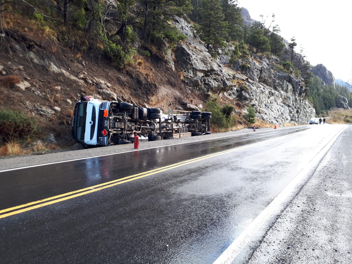 El camión Renault transportaba miles de litros de combustible. (Gentileza)