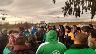 Los trabajadores definieron levantar el corte de la Ruta 7 al mediodía, porque fueron convocados por la ministra. (Gentileza).-
