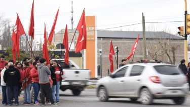 Minutos antes de las 11, los integrantes del MTD comenzaron a repartir volantes frente a la terminal de Plottier. (Florencia Salto).-
