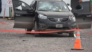 El auto y los camiones que se encontraban en el yacimiento fueron dañados por los disparos. (Juan Thomes).-
