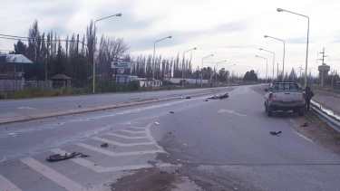 Los restos de ambos vehículos quedaron esparcidos en la ruta. (Foto: @agustin_orejas)