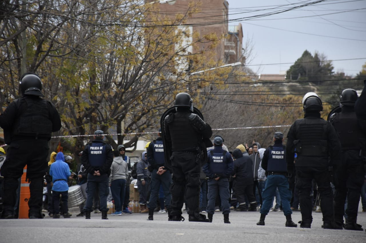 La presencia policial se multiplicó con el paso de las horas, pero hasta pasadas las 18 no había orden de desalojo. Foto: Florencia Salto. 